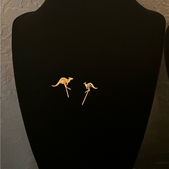 Gold tone Kangaroo pin Set - Picture 1 of 5